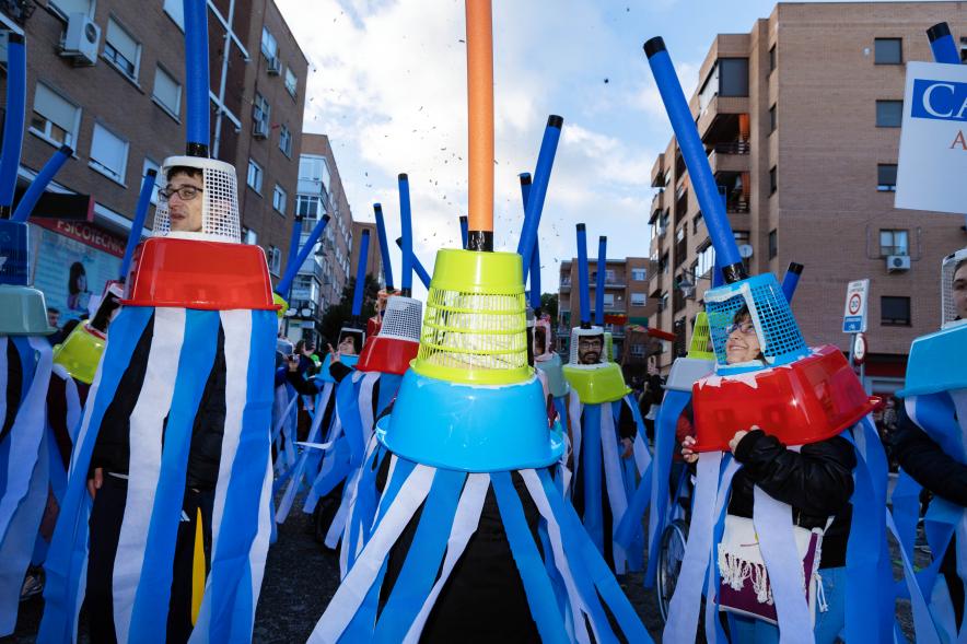 Gran Desfile de Carnaval 2024, asistentes disfrazados de fregonas