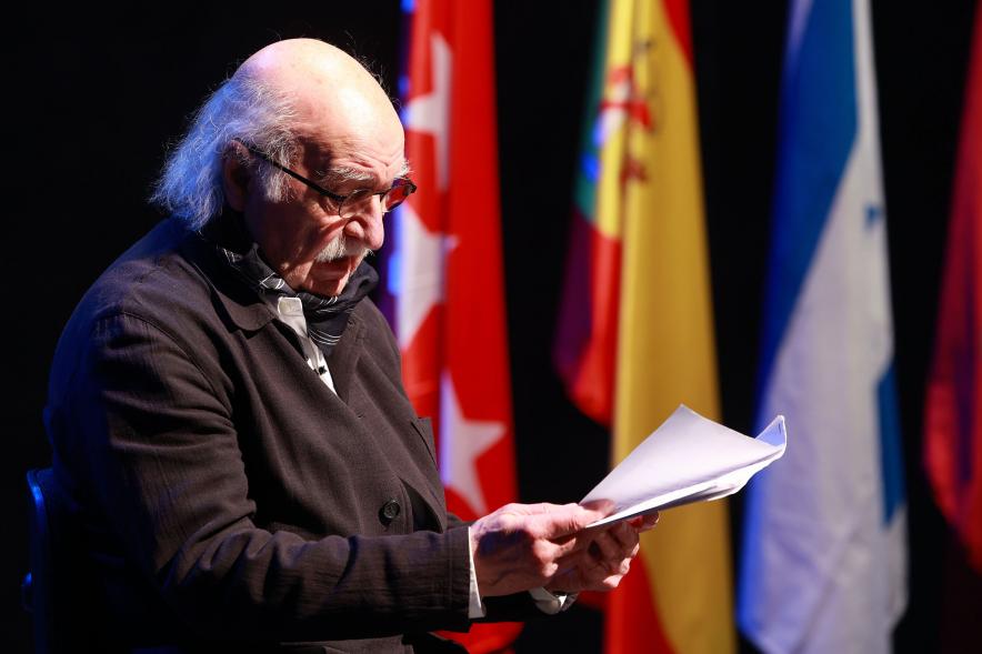 Día de la Memoria del Holocausto 2024, asistente al acto leyendo