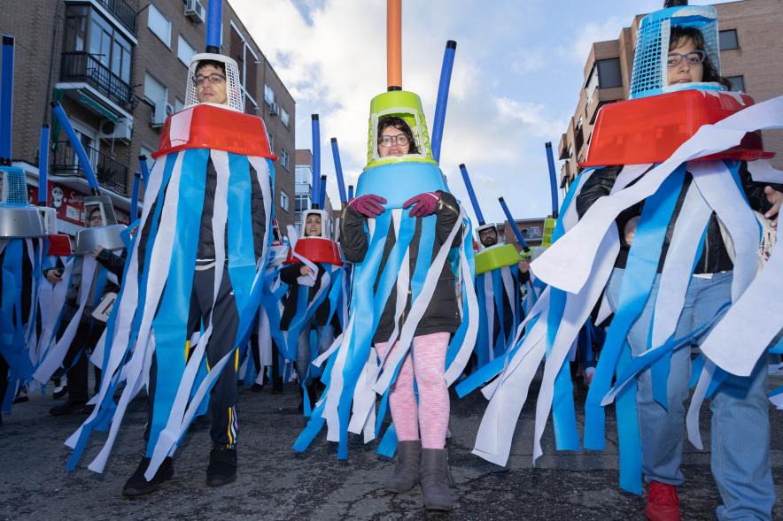 Gran Desfile de Carnaval 2024, asistentes disfrazados de fregonas
