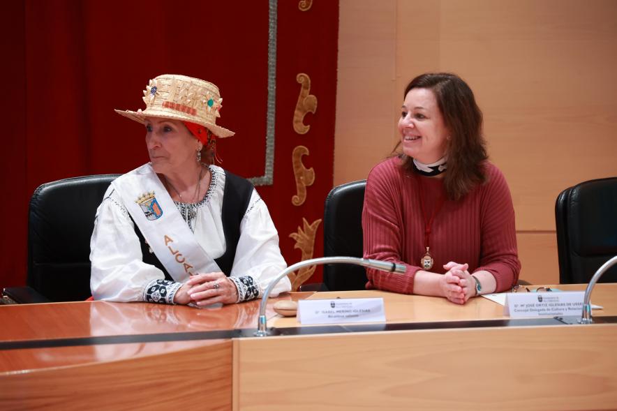 Fiesta de las Águedas 2024, mujeres de la Casa de Castilla y León en el pleno