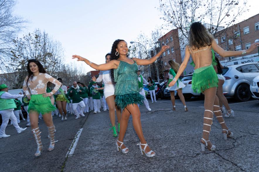 Gran Desfile de Carnaval 2024, asistentes bailando samba