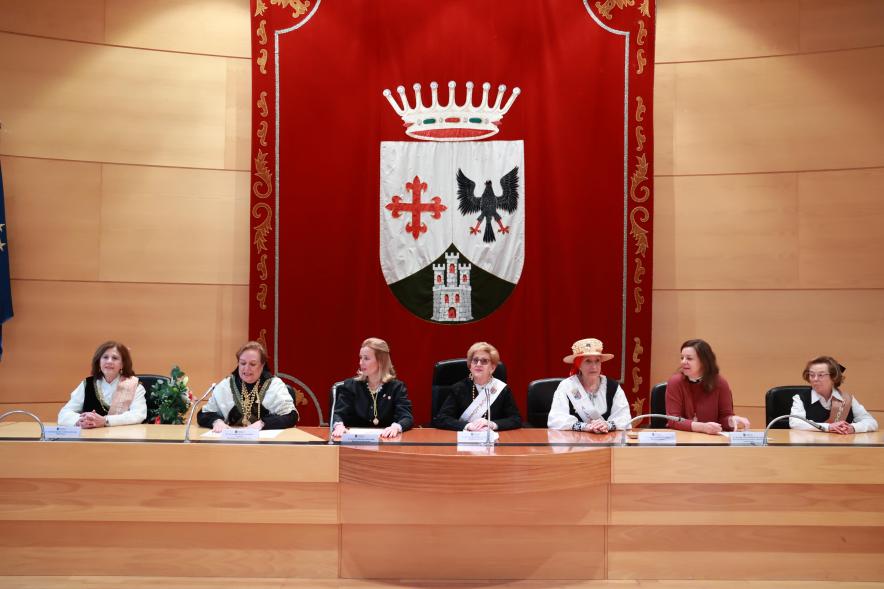 Fiesta de las Águedas 2024, mujeres de la Casa de Castilla y León en el pleno