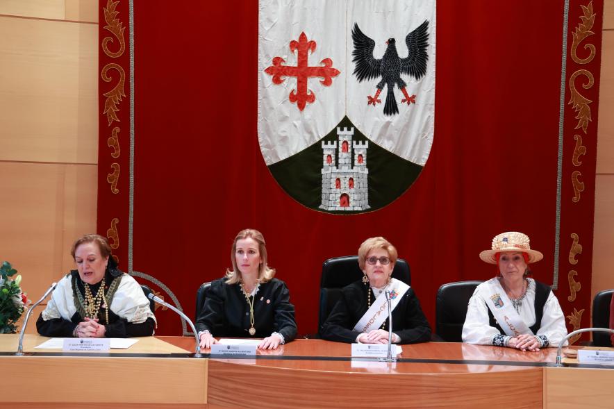 Fiesta de las Águedas 2024, mujeres de la Casa de Castilla y León en el pleno
