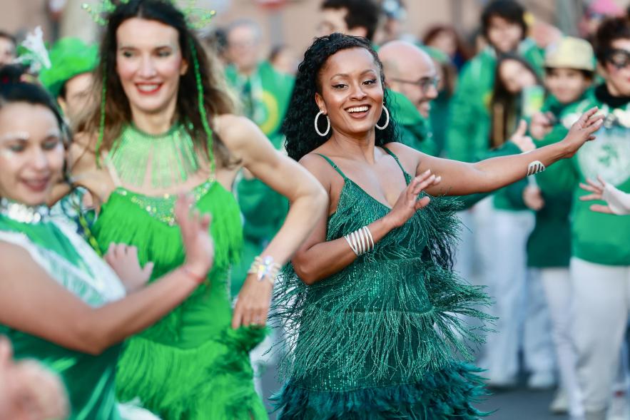 Gran Desfile de Carnaval 2024, asistentes bailando samba