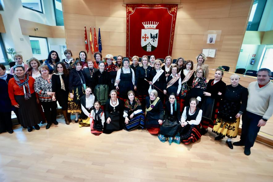 Fiesta de las Águedas 2024, foto grupal de los miembros de la Casa de Castilla y León