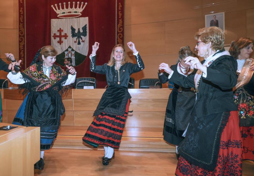 Fiesta de las Águedas 2024, alcaldesa bailando bailes regionales