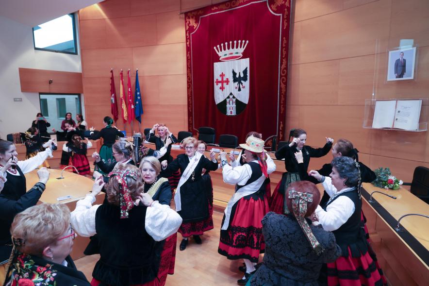 Fiesta de las Águedas 2024, mujeres de la Casa de Castilla y León bailando en el pleno