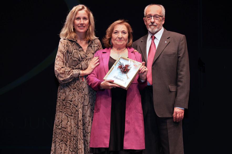 Gala Bodas de Oro 2024, pareja de homenajeados en el escenario con la alcaldesa