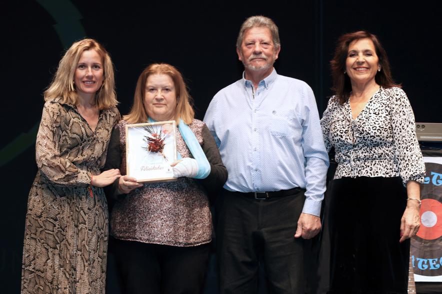 Gala Bodas de Oro 2024, pareja de homenajeados en el escenario con la alcaldesa y la concejala de bienestar social
