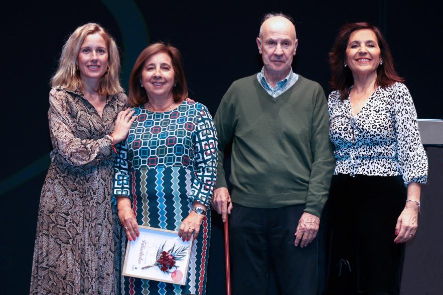 Gala Bodas de Oro 2024, pareja de homenajeados en el escenario con la alcaldesa y la concejala de bienestar social