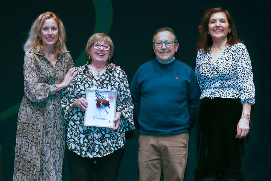 Gala Bodas de Oro 2024, pareja de homenajeados en el escenario con la alcaldesa y la concejala de bienestar social