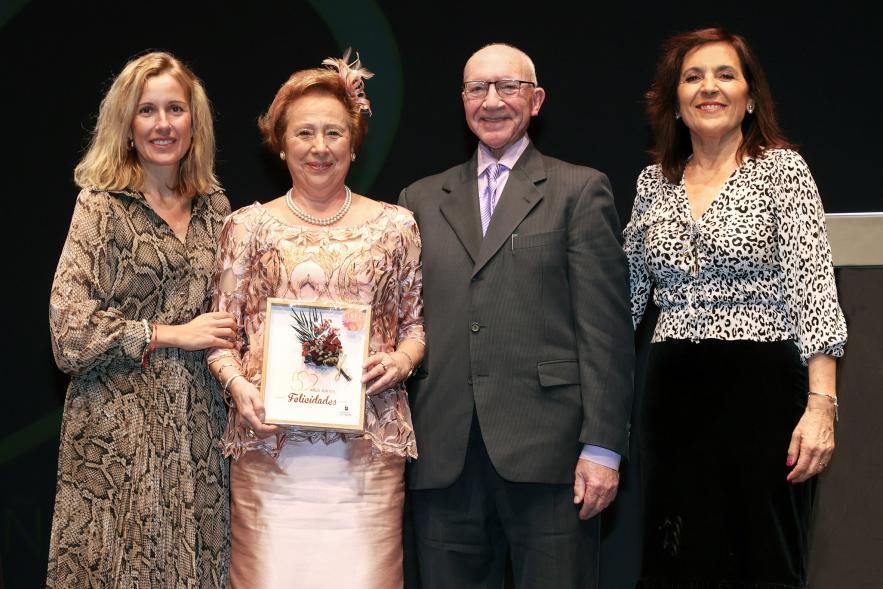 Gala Bodas de Oro 2024, pareja de homenajeados en el escenario con la alcaldesa y la concejala de bienestar social