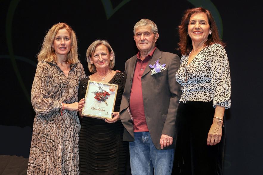Gala Bodas de Oro 2024, pareja de homenajeados en el escenario con la alcaldesa y la concejala de bienestar social