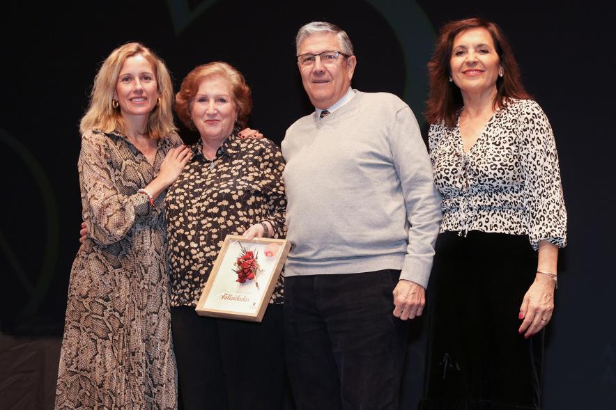 Gala Bodas de Oro 2024, pareja de homenajeados en el escenario con la alcaldesa y la concejala de bienestar social