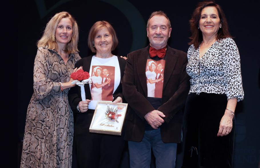Gala Bodas de Oro 2024, pareja de homenajeados en el escenario con la alcaldesa y la concejala de bienestar social