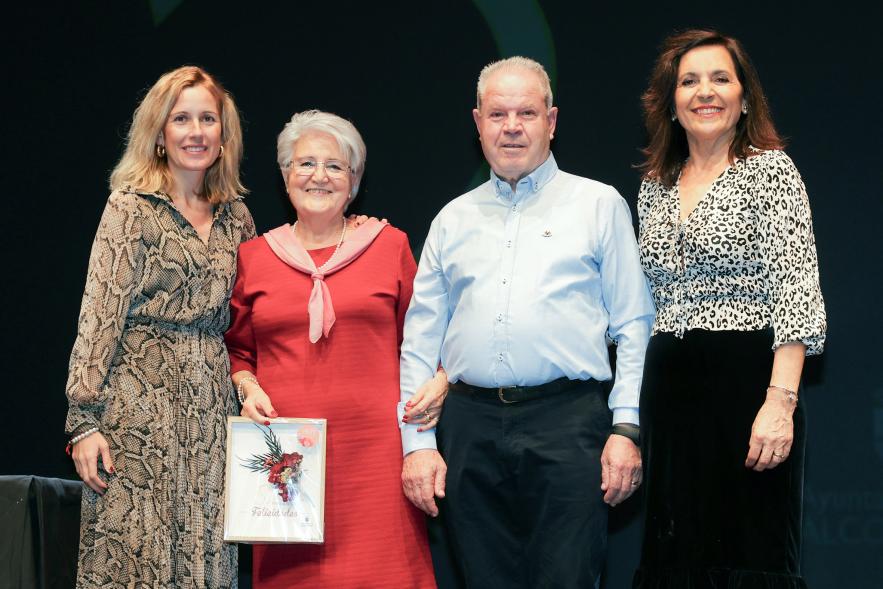 Gala Bodas de Oro 2024, pareja de homenajeados en el escenario con la alcaldesa y la concejala de bienestar social