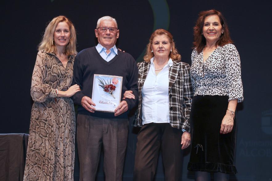 Gala Bodas de Oro 2024, pareja de homenajeados en el escenario con la alcaldesa y la concejala de bienestar social