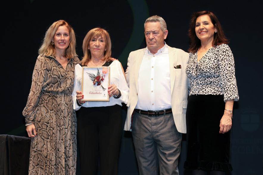 Gala Bodas de Oro 2024, pareja de homenajeados en el escenario con la alcaldesa y la concejala de bienestar social