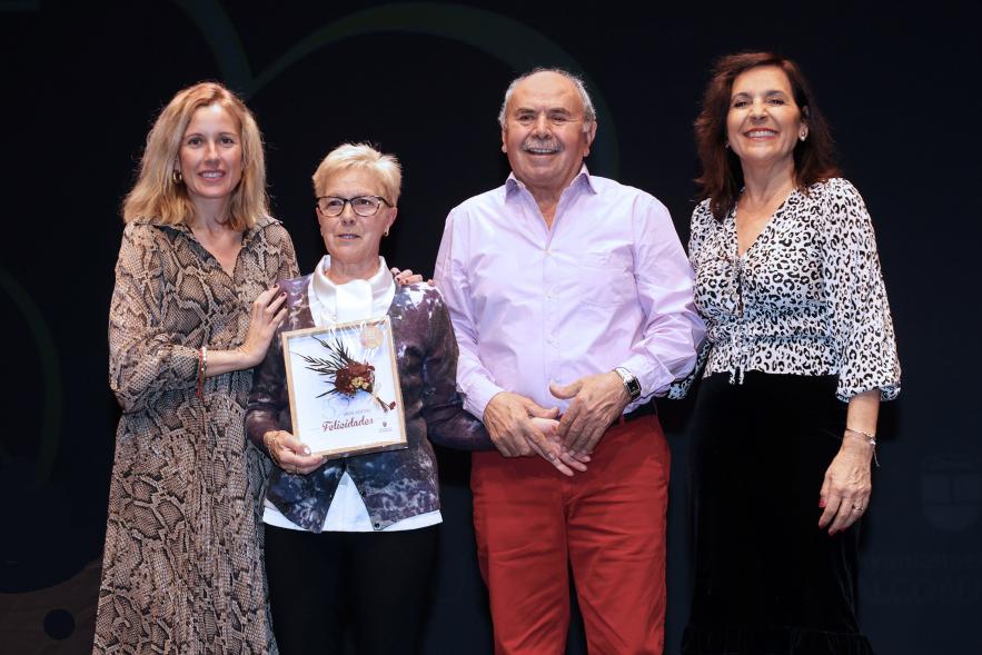 Gala Bodas de Oro 2024, pareja de homenajeados en el escenario con la alcaldesa y la concejala de bienestar social