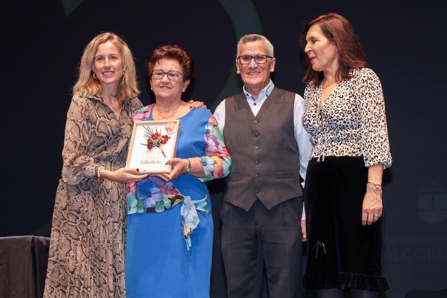 Gala Bodas de Oro 2024, pareja de homenajeados en el escenario con la alcaldesa y la concejala de bienestar social