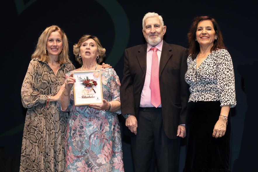 Gala Bodas de Oro 2024, pareja de homenajeados en el escenario con la alcaldesa y la concejala de bienestar social