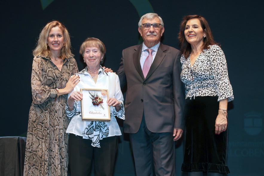 Gala Bodas de Oro 2024, pareja de homenajeados en el escenario con la alcaldesa y la concejala de bienestar social