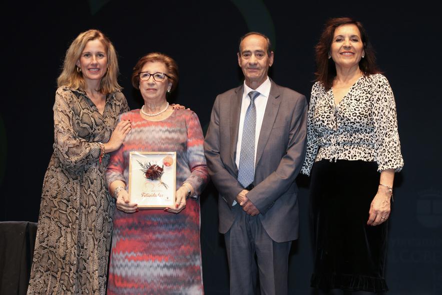 Gala Bodas de Oro 2024, pareja de homenajeados en el escenario con la alcaldesa y la concejala de bienestar social