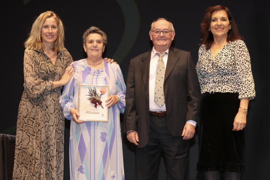 Gala Bodas de Oro 2024, pareja de homenajeados en el escenario con la alcaldesa y la concejala de bienestar social