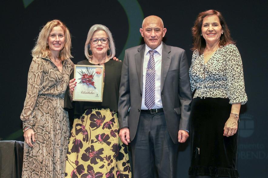 Gala Bodas de Oro 2024, pareja de homenajeados en el escenario con la alcaldesa y la concejala de bienestar social