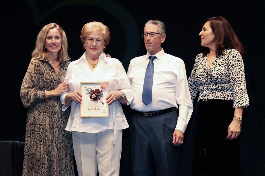 Gala Bodas de Oro 2024, pareja de homenajeados en el escenario con la alcaldesa y la concejala de bienestar social