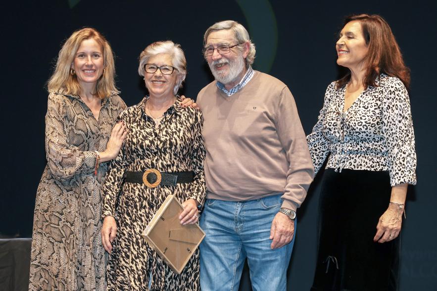 Gala Bodas de Oro 2024, pareja de homenajeados en el escenario con la alcaldesa y la concejala de bienestar social