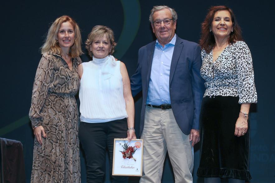 Gala Bodas de Oro 2024, pareja de homenajeados en el escenario con la alcaldesa y la concejala de bienestar social
