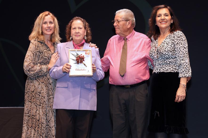 Gala Bodas de Oro 2024, pareja de homenajeados en el escenario con la alcaldesa y la concejala de bienestar social