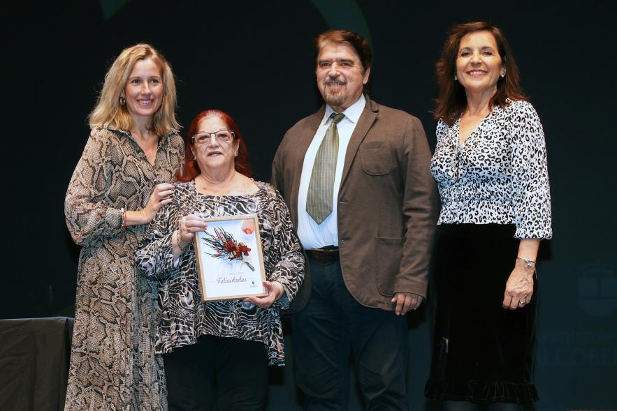 Gala Bodas de Oro 2024, pareja de homenajeados en el escenario con la alcaldesa y la concejala de bienestar social