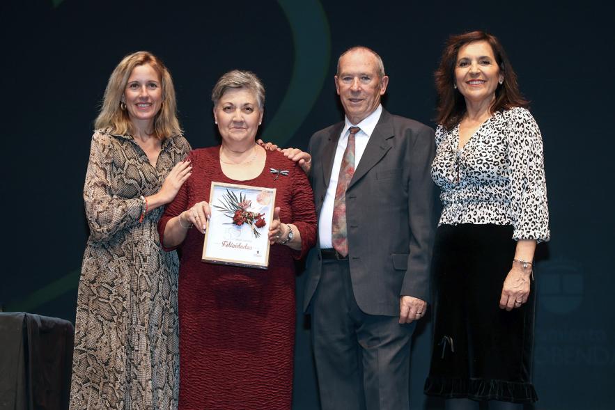 Gala Bodas de Oro 2024, pareja de homenajeados en el escenario con la alcaldesa y la concejala de bienestar social