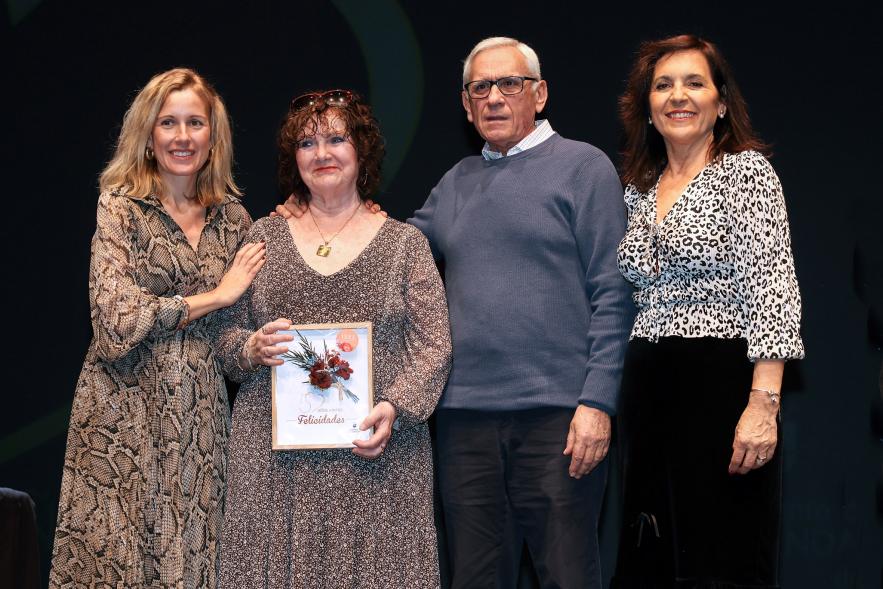 Gala Bodas de Oro 2024, pareja de homenajeados en el escenario con la alcaldesa y la concejala de bienestar social