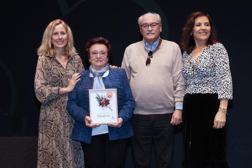 Gala Bodas de Oro 2024, pareja de homenajeados en el escenario con la alcaldesa y la concejala de bienestar social