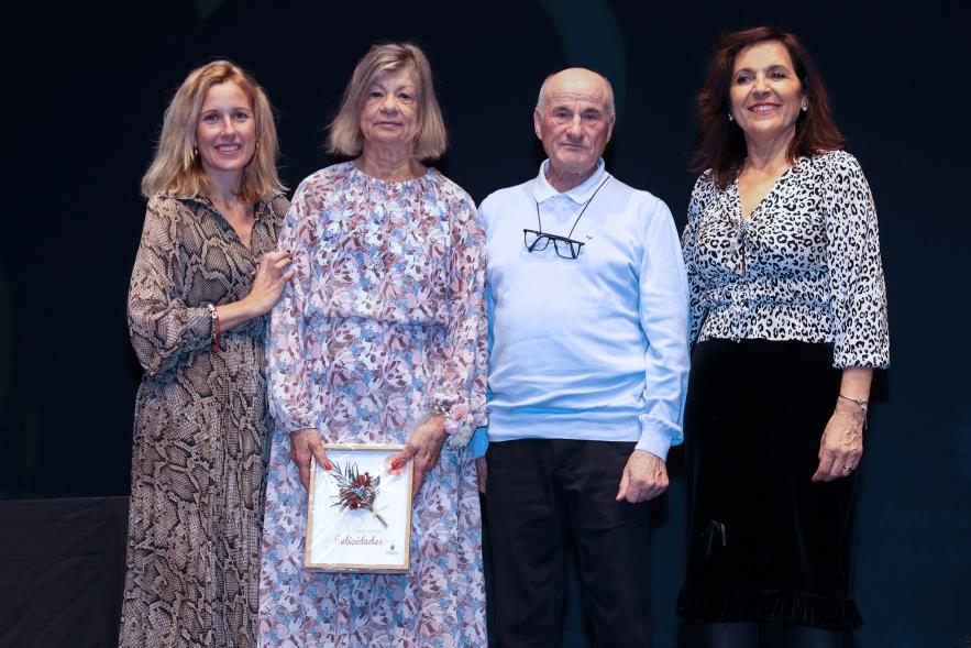 Gala Bodas de Oro 2024, pareja de homenajeados en el escenario con la alcaldesa y la concejala de bienestar social