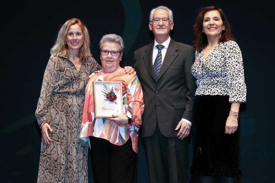 Gala Bodas de Oro 2024, pareja de homenajeados en el escenario con la alcaldesa y la concejala de bienestar social