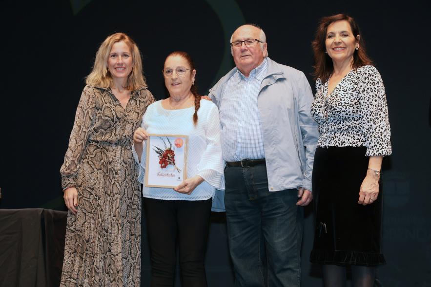 Gala Bodas de Oro 2024, pareja de homenajeados en el escenario con la alcaldesa y la concejala de bienestar social