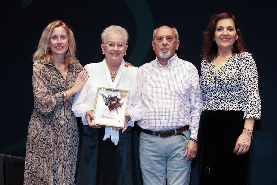 Gala Bodas de Oro 2024, pareja de homenajeados en el escenario con la alcaldesa y la concejala de bienestar social