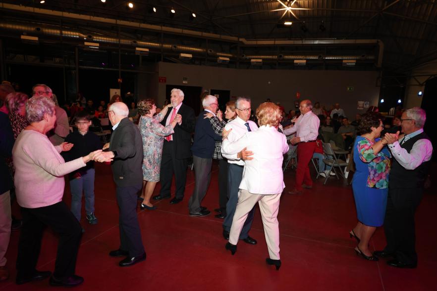 Gala Bodas de Oro 2024, parejas homenajeadas bailando