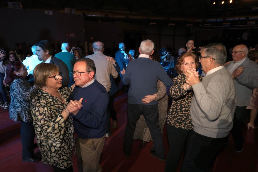 Gala Bodas de Oro 2024, parejas homenajeadas bailando