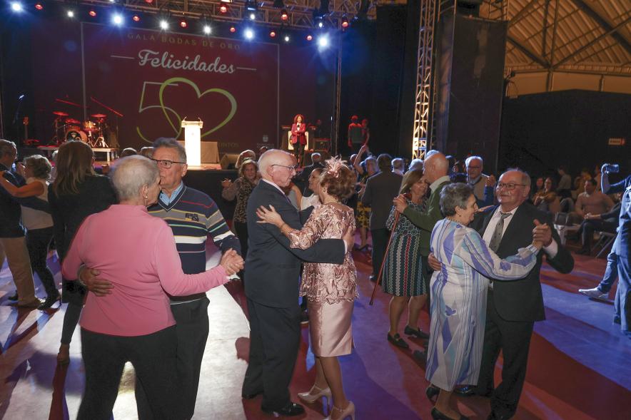 Gala Bodas de Oro 2024, parejas homenajeadas bailando