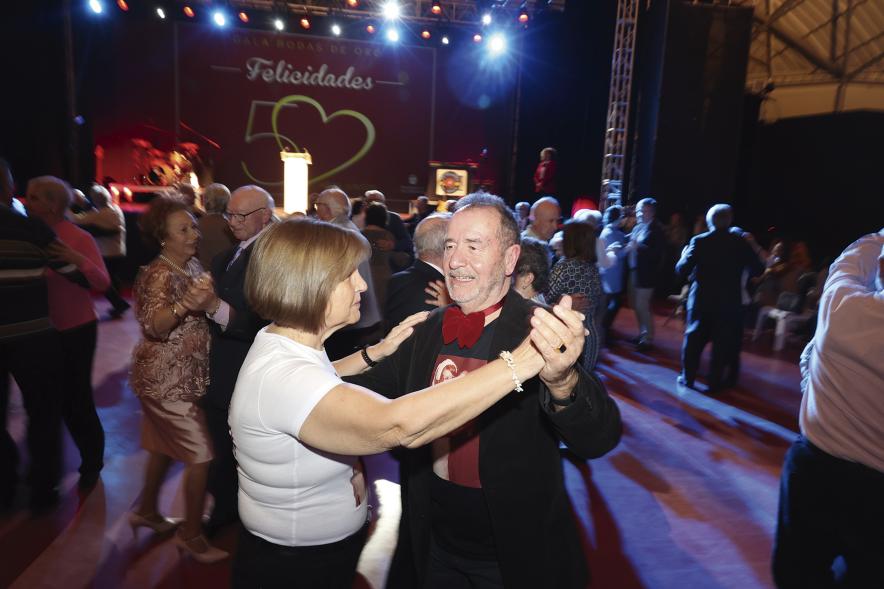 Gala Bodas de Oro 2024, parejas homenajeadas bailando