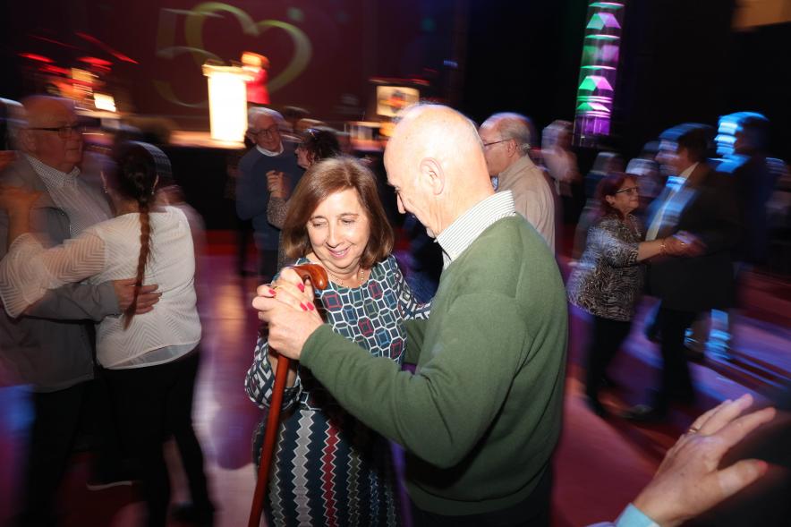 Gala Bodas de Oro 2024, parejas homenajeadas bailando