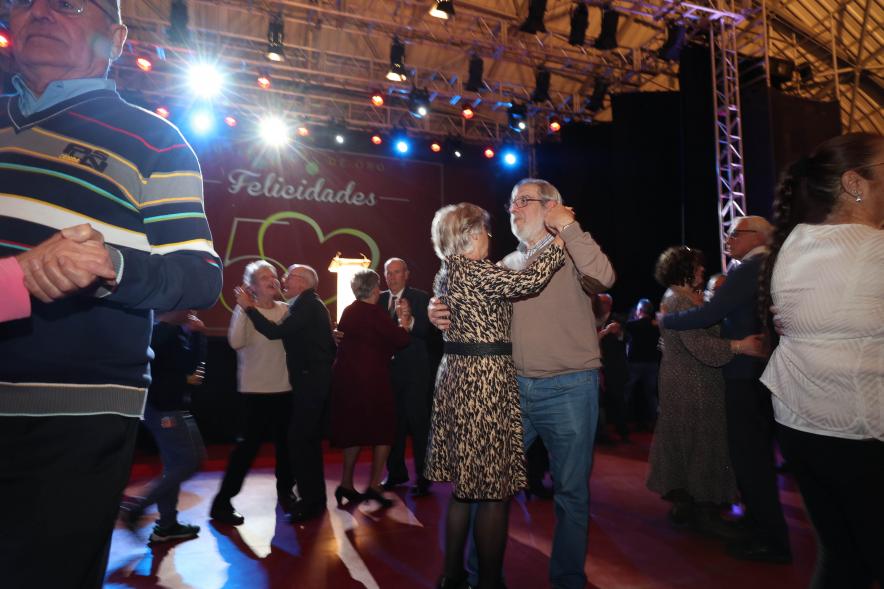 Gala Bodas de Oro 2024, parejas homenajeadas bailando
