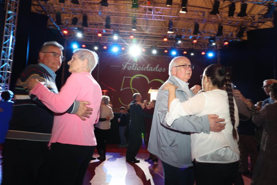Gala Bodas de Oro 2024, parejas homenajeadas bailando