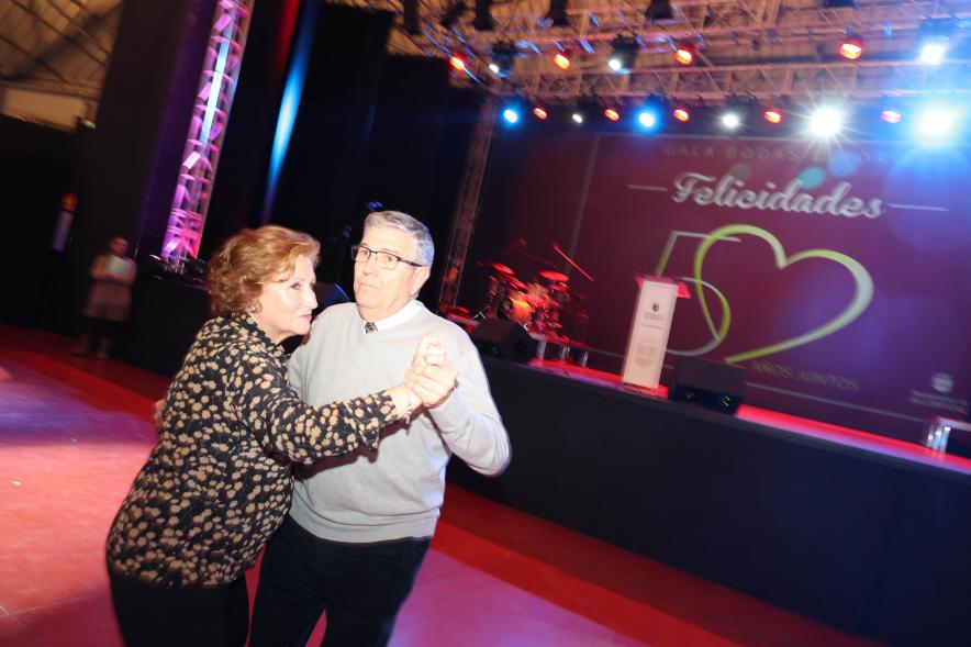 Gala Bodas de Oro 2024, parejas homenajeadas bailando
