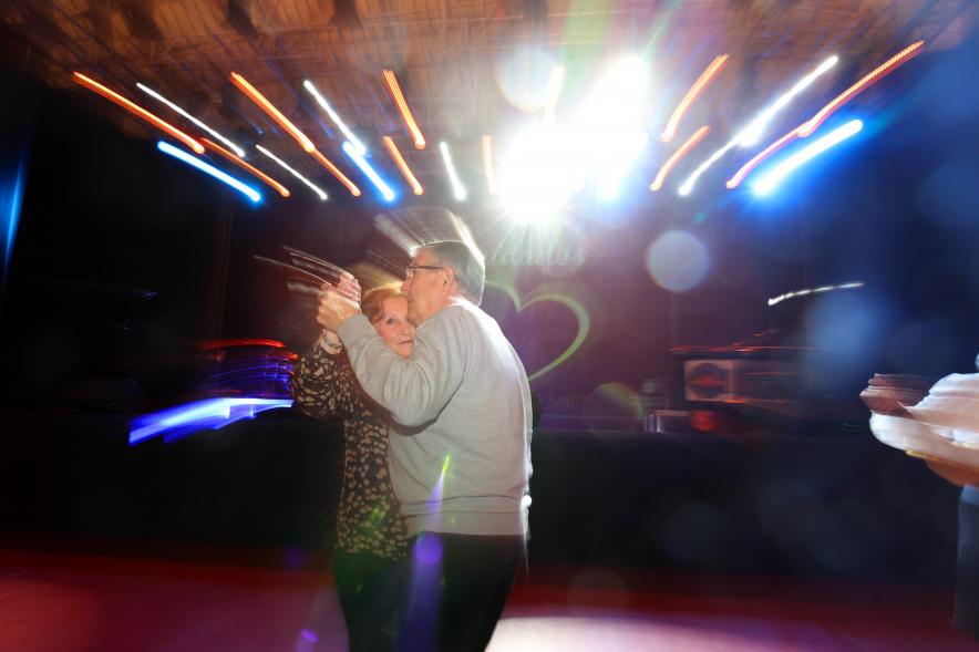 Gala Bodas de Oro 2024, parejas homenajeadas bailando
